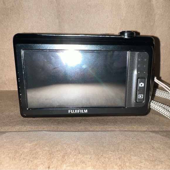 Fujifilm Finepix Z90 14.2 MP Digital Camera (Camera and charger) - Picture 3 of 9